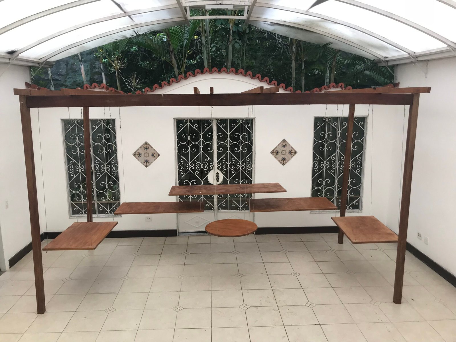 Estrutura com mesas suspensas